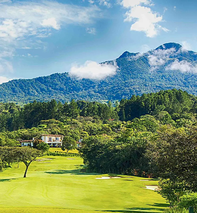 Vista panorámica de la comunidad Lucero en Boquete, Panamá, con campo de golf y el Volcán Barú a la distancia